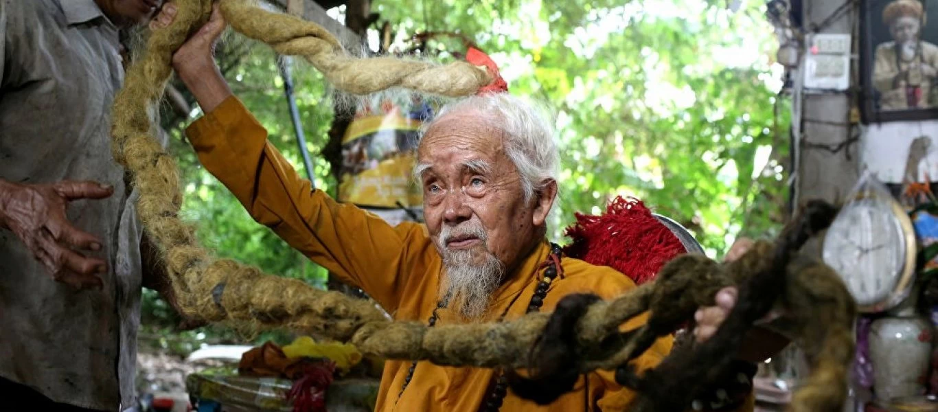 Βιετνάμ: 92χρονος έχει να κουρευτεί σχεδόν 80 χρόνια - «Πιστεύω ότι εάν κόψω τα μαλλιά μου θα πεθάνω» (βίντεο)